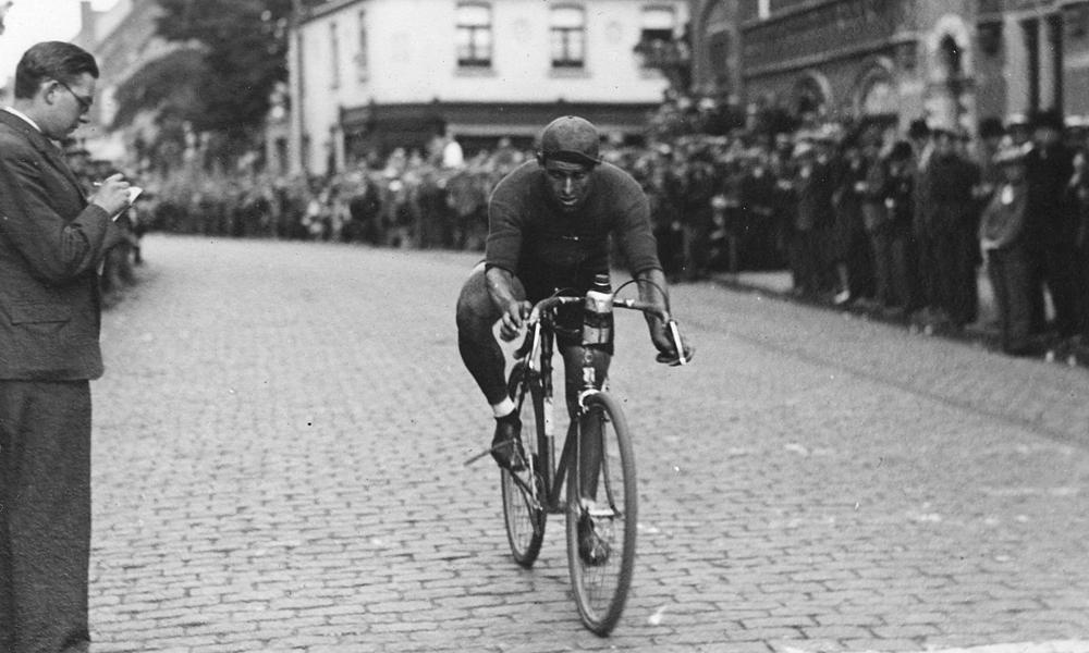 Scheldeprijs 1932: Amongst a crowd of people Godfried De Vocht wins.